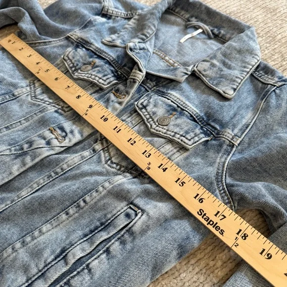 Free People Distressed Denim Jacket‎ Women’s Small Light Wash Button Front - Picture 7 of 8